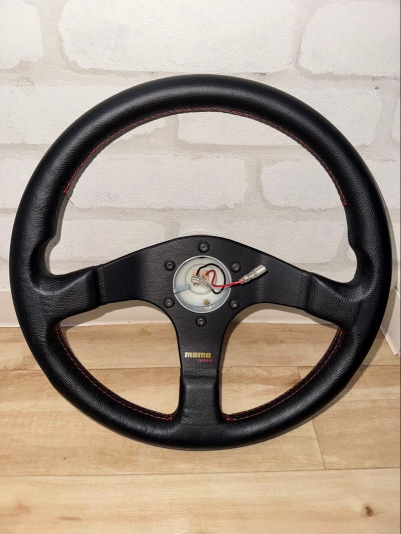 momo TUNER レッドステッチ(ラフィックス2 ステアリング側のみ付属)