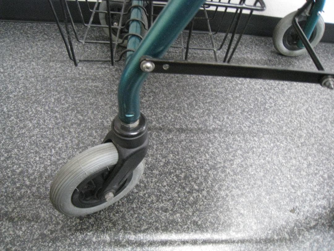 【カワムラサイクル】四輪歩行車 KW20 グリーン バスケット付き