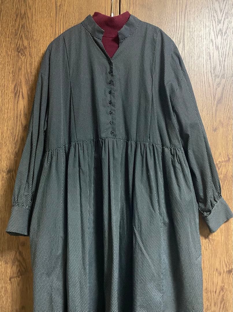 オオカミとフクロウ　フクロウと佇む木々の木漏れ日