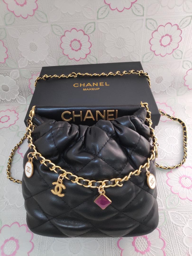 キルティング　ショルダーバッグ マルチカラーチャーム付 黒