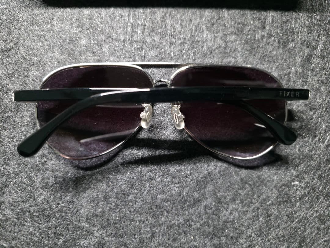 TOMBOY シルバー x ブラックグラデーション