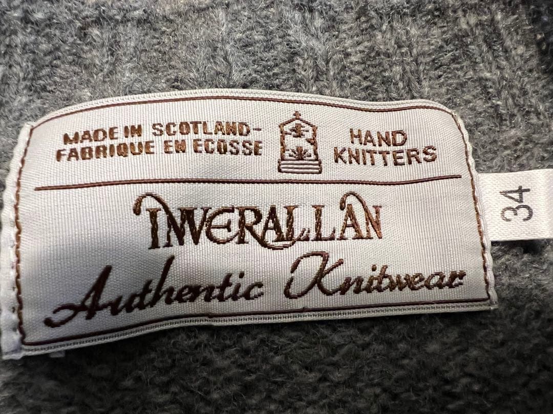＜INVERALLAN シェットランドクルーネックセーター（ミディアムグレイ）＞