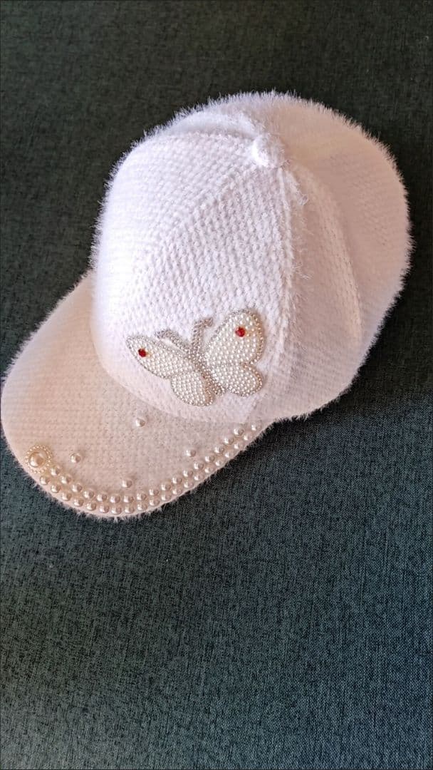 ホワイトニット帽 蝶の刺繍 パール付き