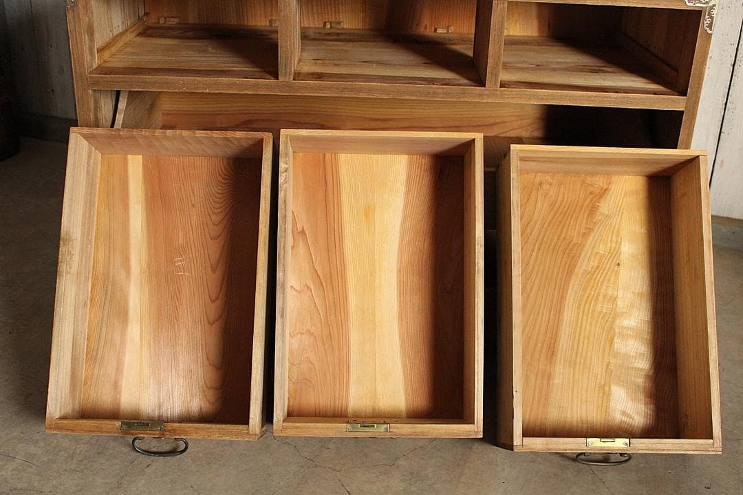 古い木製の引き出し5杯　チェスト　桐箪笥 昭和レトロ　古家具　古民家　時代家具