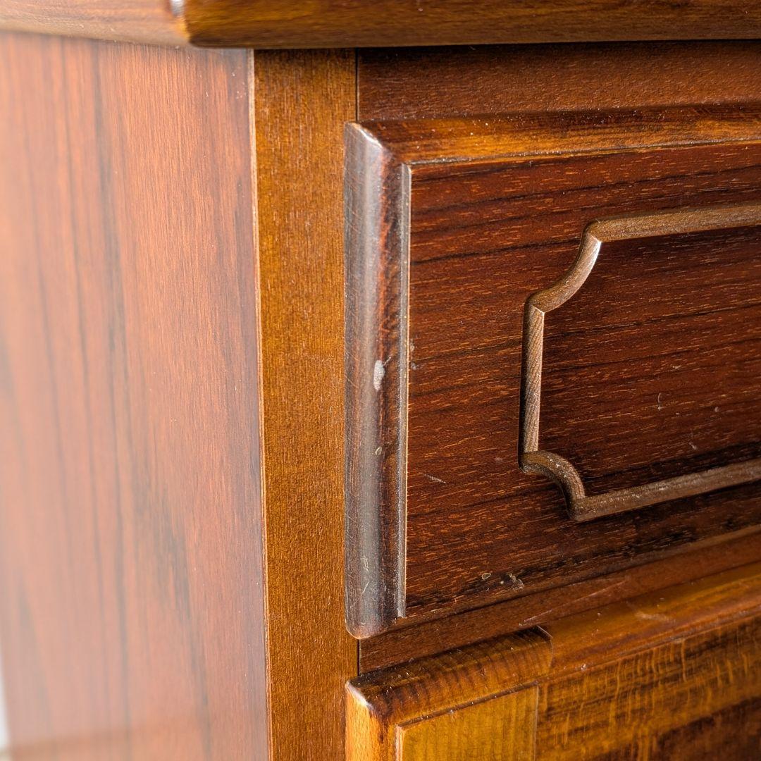 【古家具】カリモク家具 コロニアルシリーズのヴィンテージな食器棚　キッチンボード