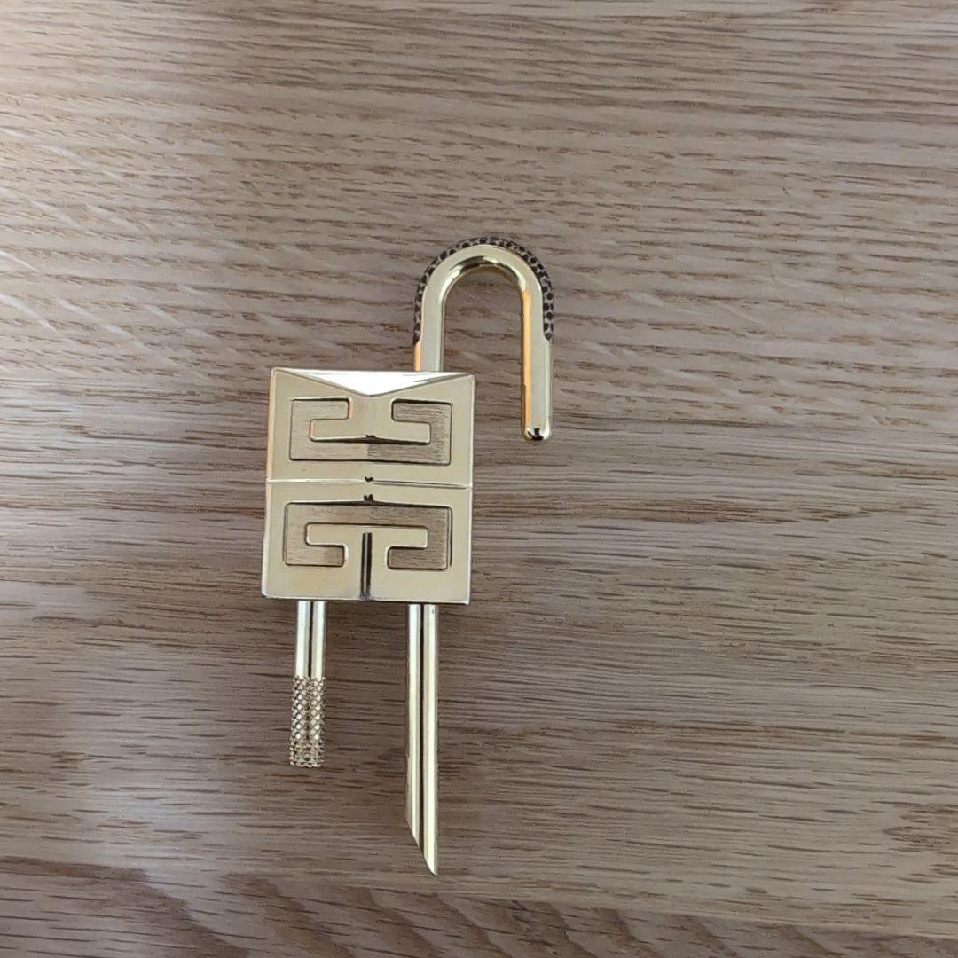 GIVENCHYキーフォルダー