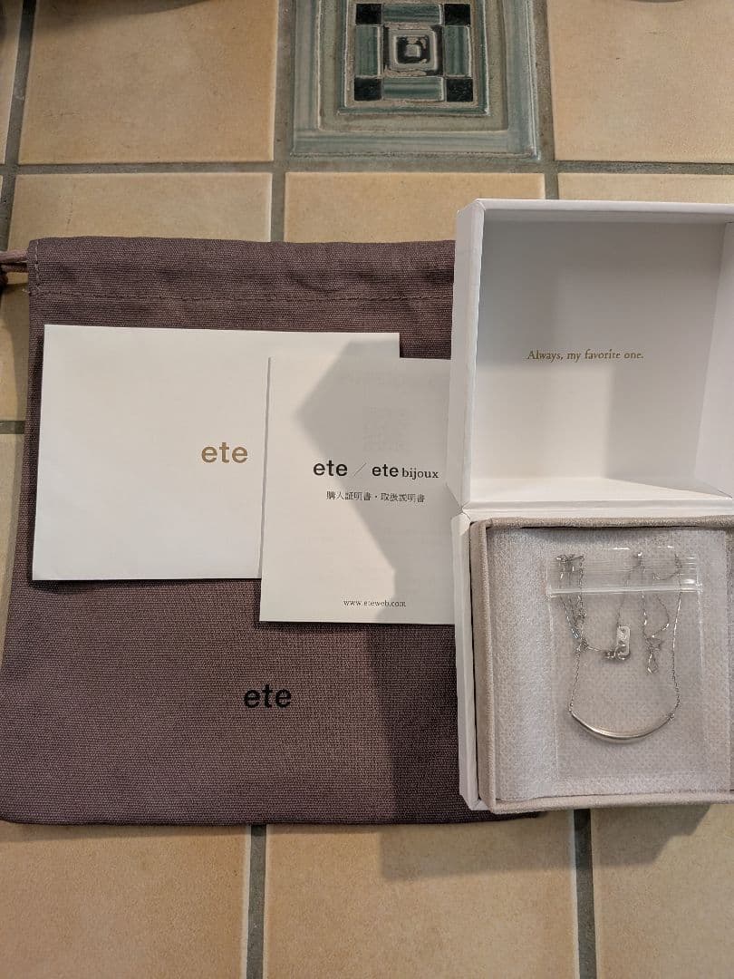 ete クレセントムーンネックレス　プラチナ