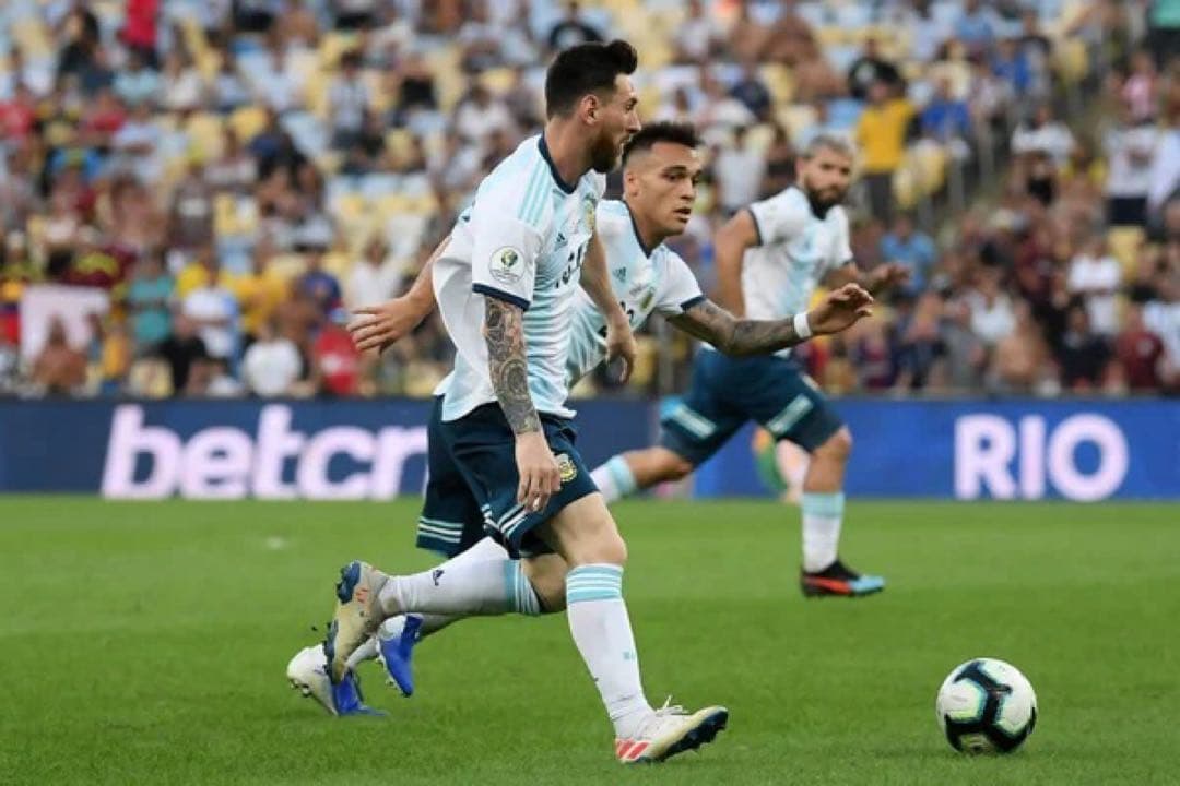 リオネル•メッシ　サイン入り　スパイク　証明書&当選書有り