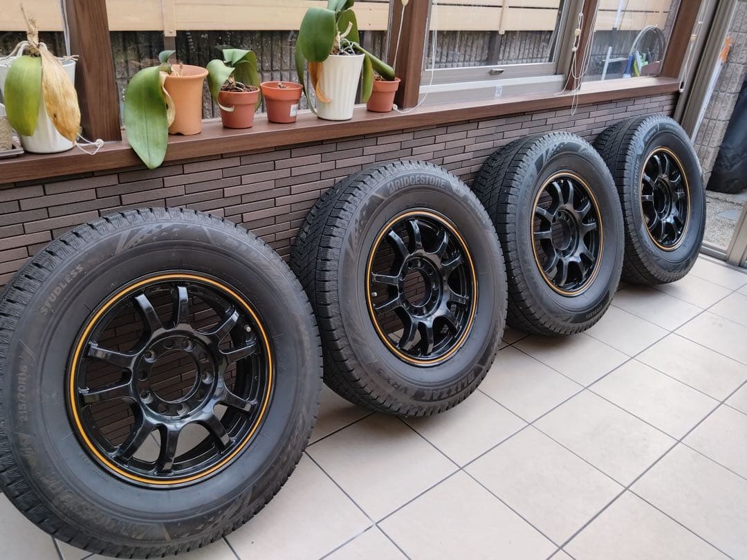 ジムニースッタットレスタイヤ　BLIZZAK VRX3