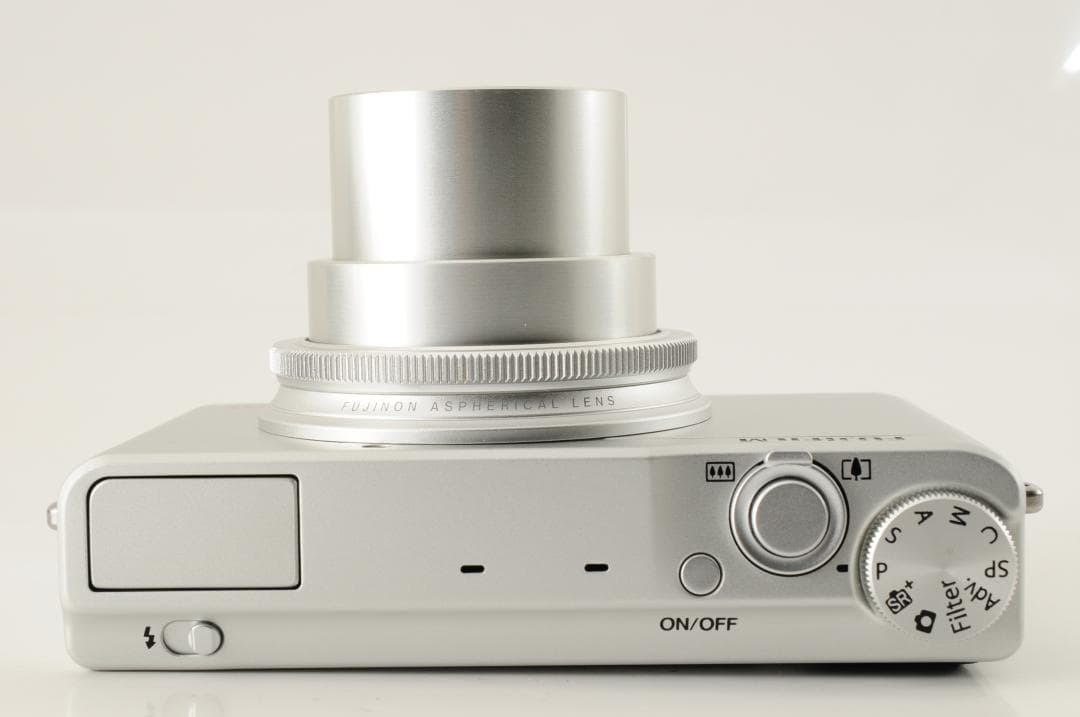 【美品 】 フジフイルム FUJIFILM XQ1 シルバー コンパクトカメラ