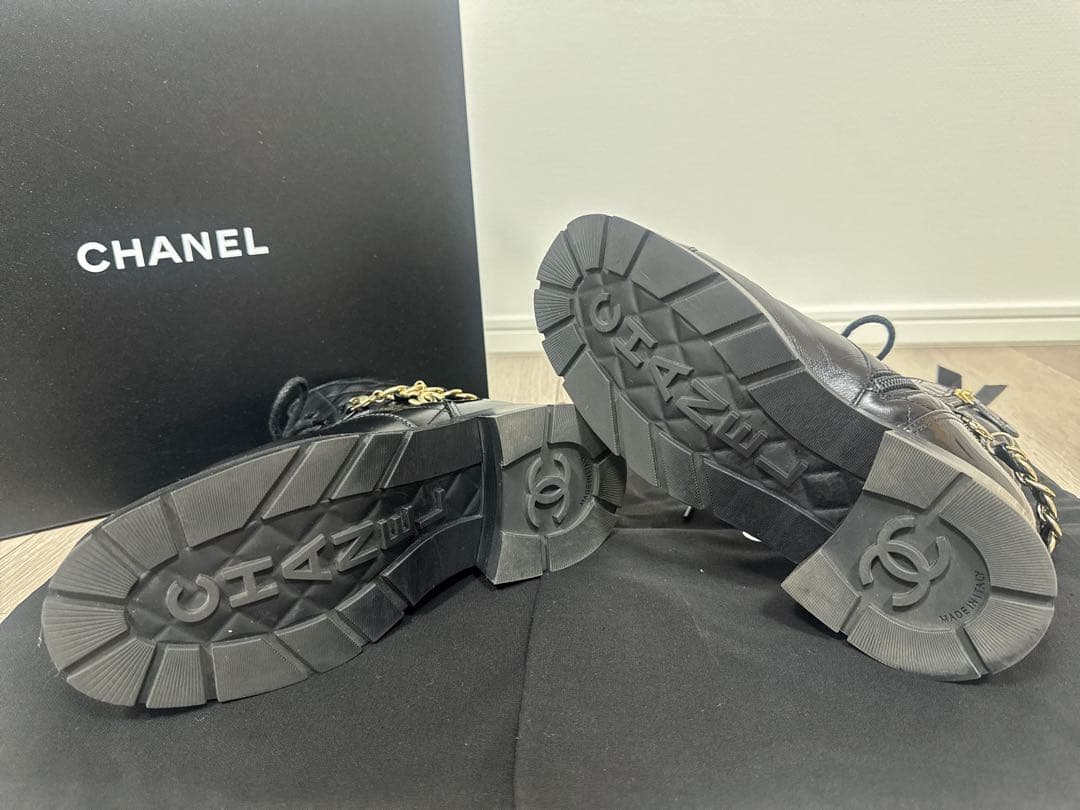 CHANEL ブラック キルティングブーツ