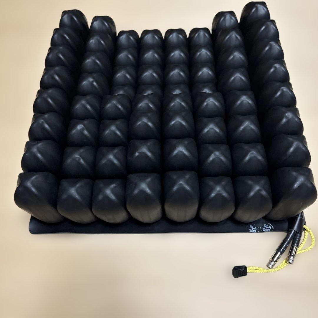 車椅子用クッション 黒 圧力分散機能　 座位バランスの保持　立体的デザイン