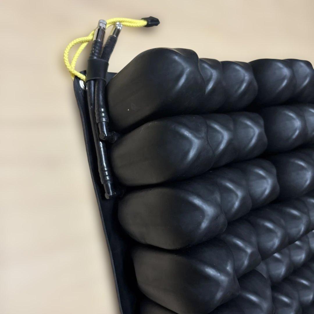 車椅子用クッション 黒 圧力分散機能　 座位バランスの保持　立体的デザイン