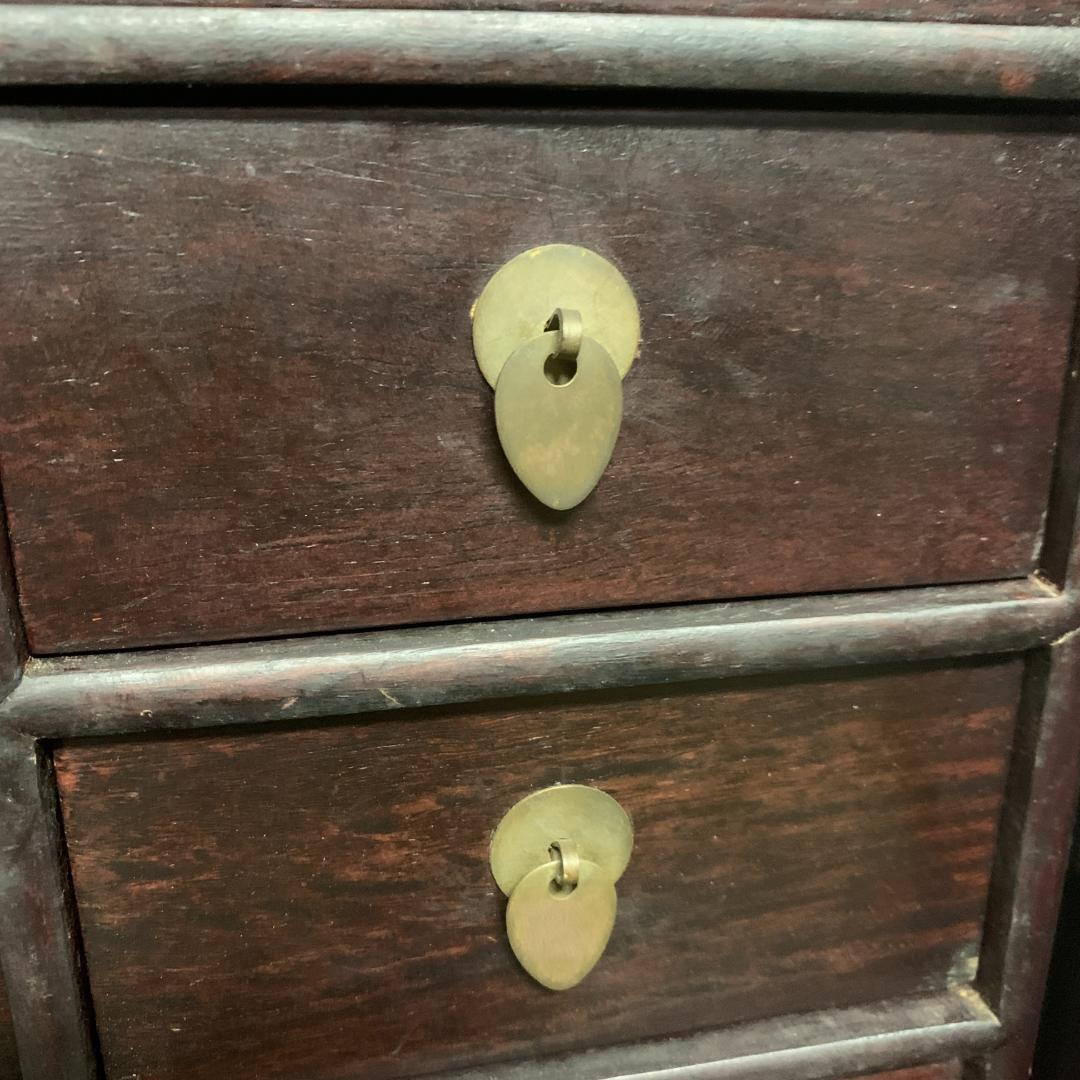 木製装飾キャビネット 扉付き 小引き出し 七抽斗 浮彫 彫刻