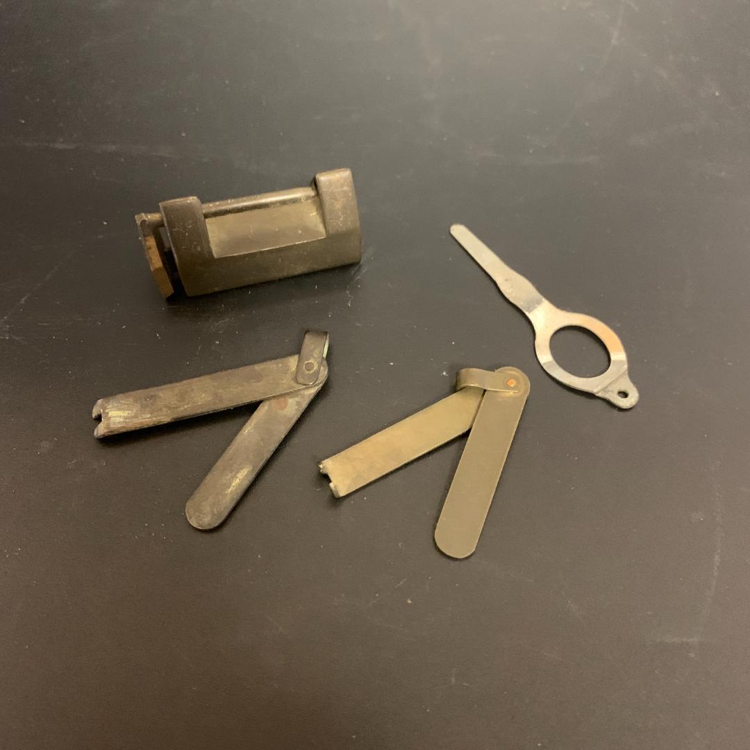 木製装飾キャビネット 扉付き 小引き出し 七抽斗 浮彫 彫刻