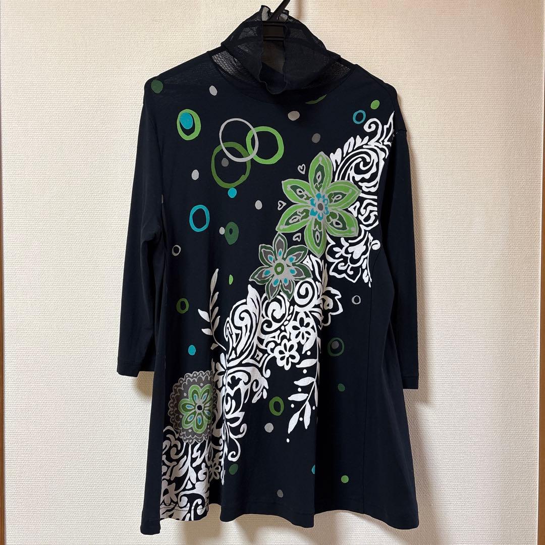 『美品』⭐️トクコプルミエヴォル⭐️黒地にシースルーハイネック素敵な花柄チュニック❣️