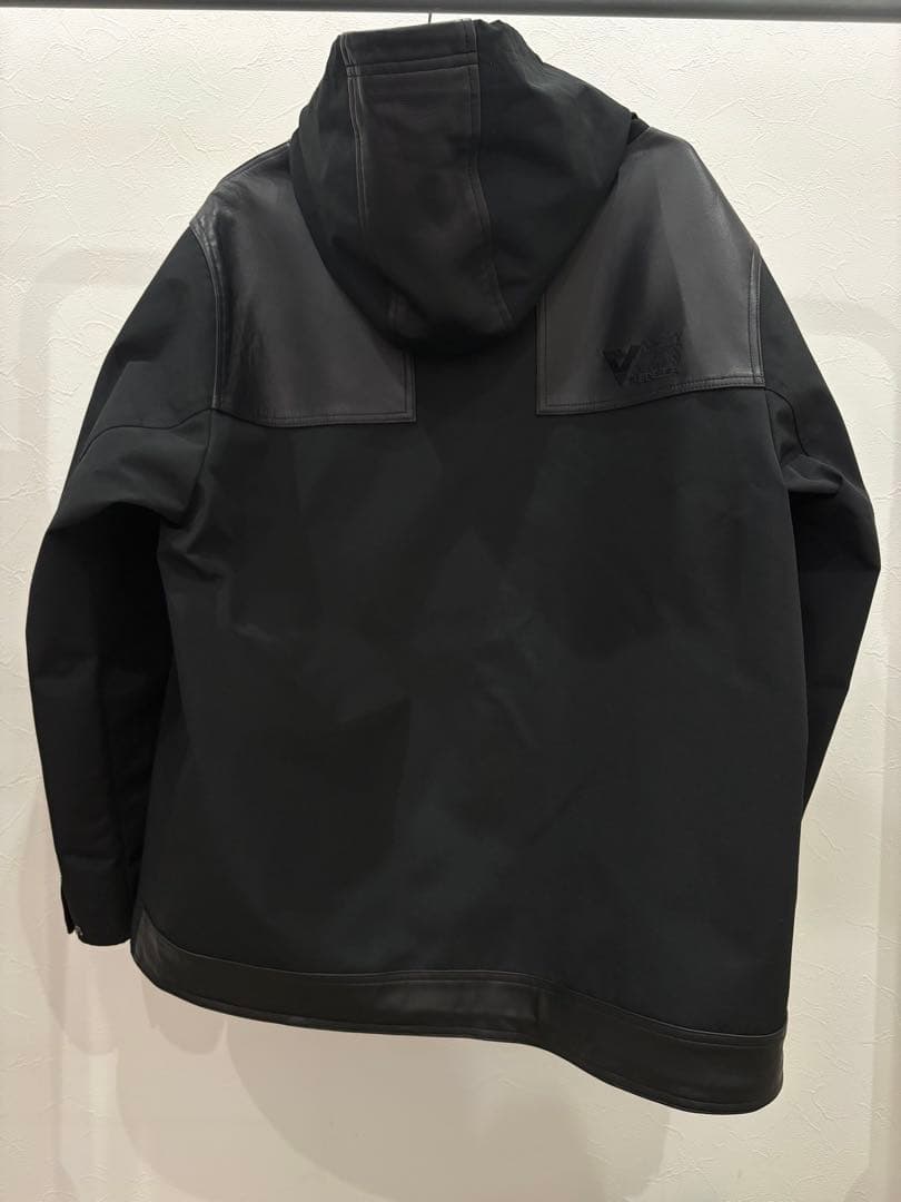 VOO ブラックナイロンジャケット フード付き
