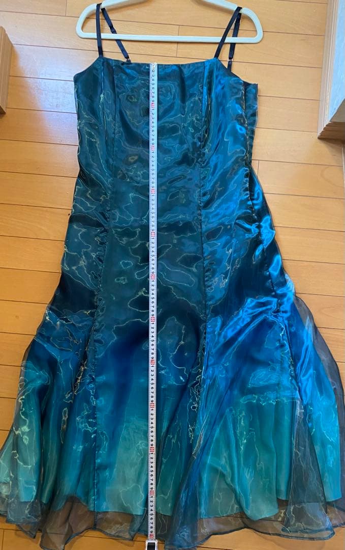 hazama 見えないものを見ようとして見上げた夜空に駆ける透明彩度のワンピース