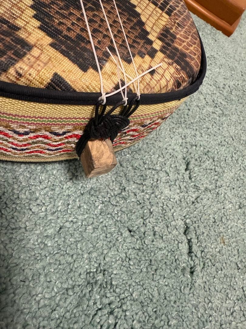 良き音色・良き見た目　沖縄三線　縞黒檀　真壁　人工皮　三線本体