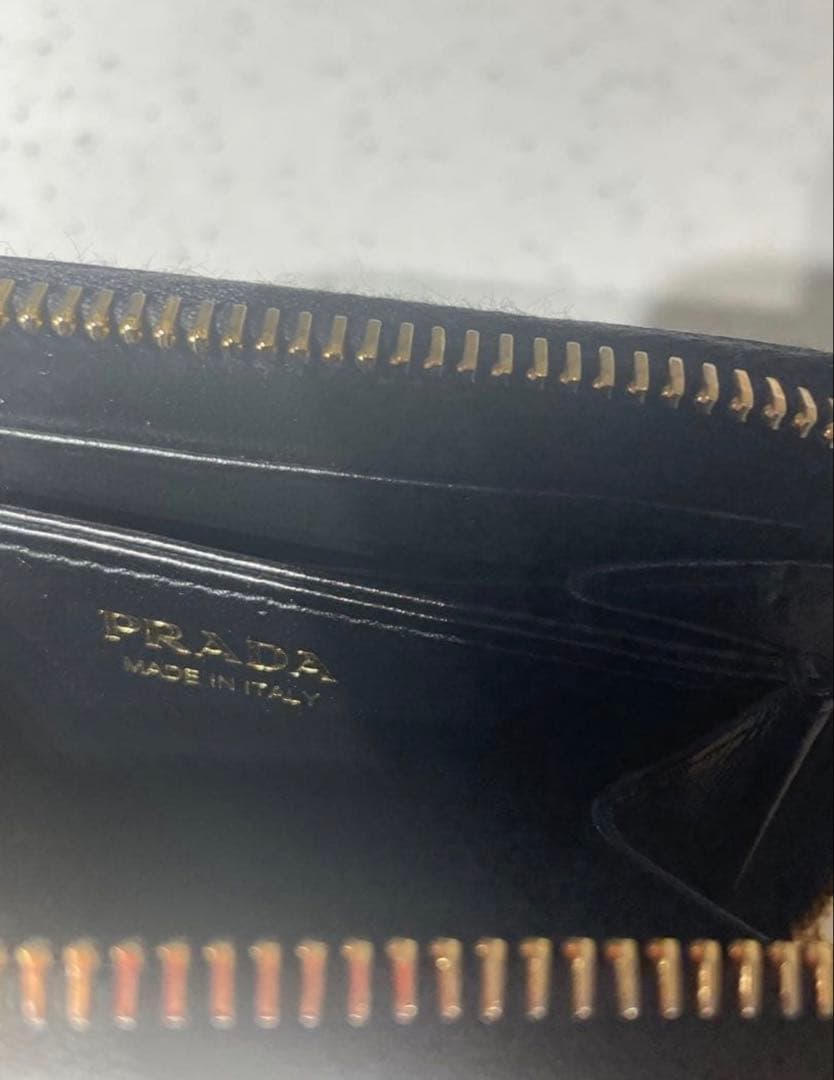 PRADA ブラックレザー ラウンドジップケース