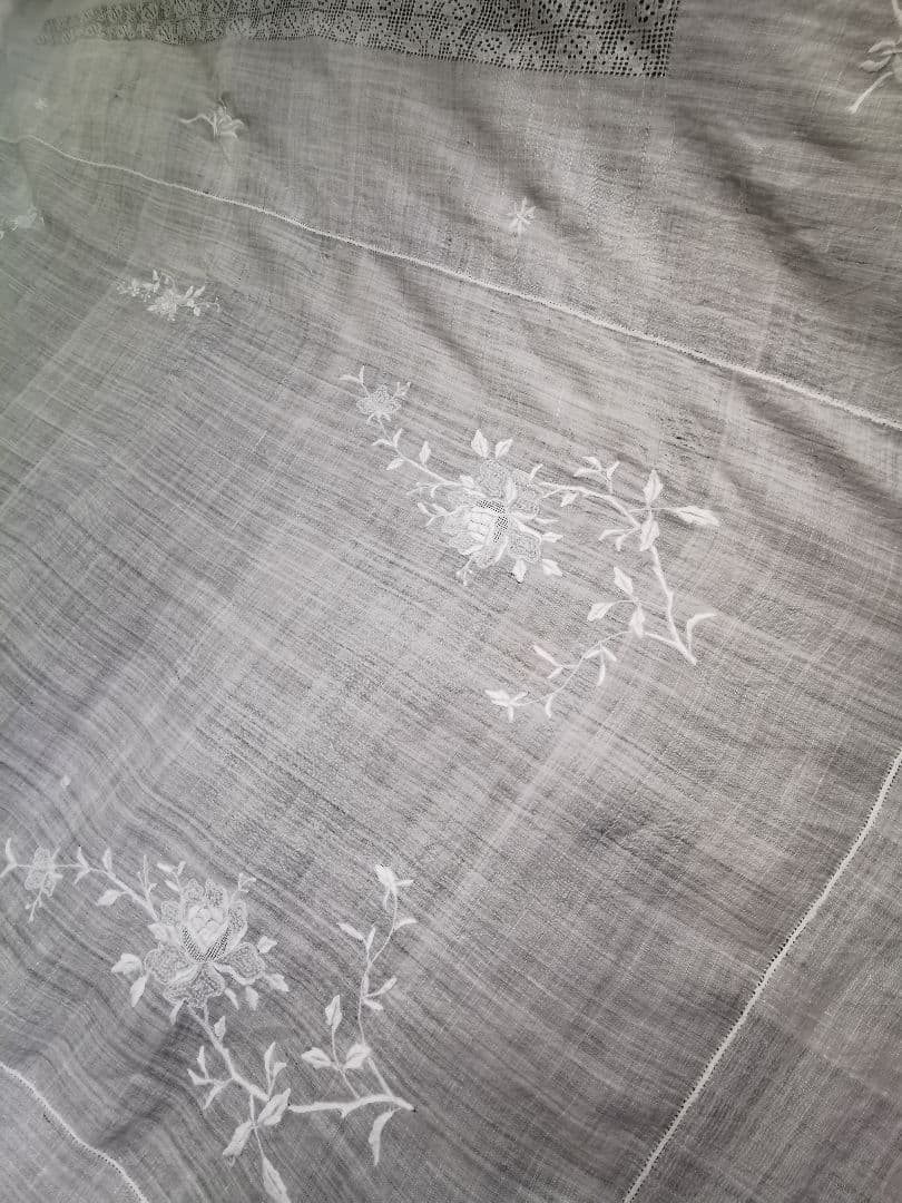 アンティークニードルワーク 昆虫＆薔薇刺繍フィレレース 大判シアークロスカーテン