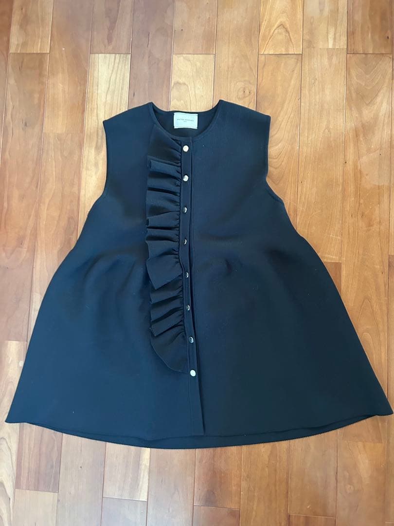 UNITED ARROWS フリル付き黒ベスト