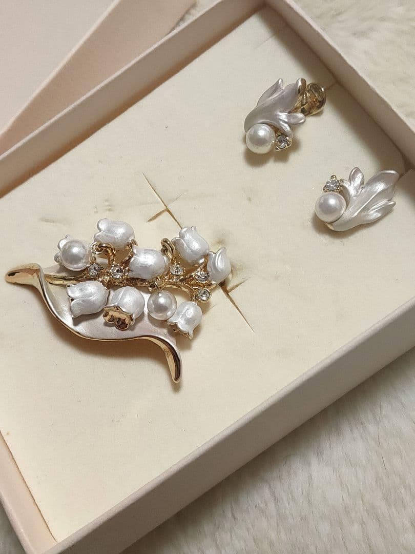 希少デザイン ヴァンドームブティック すずらん　ブローチ、イヤリングセットパール