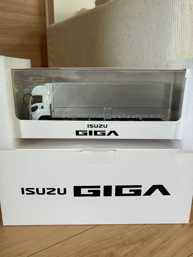 値下げ！ ISUZU GIGA 1/43スケール ミニカー ホワイト