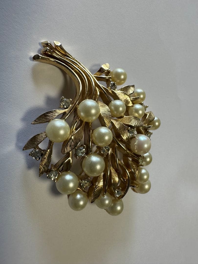 きらびやかな本真珠　豪華フラワーデザインのブローチ