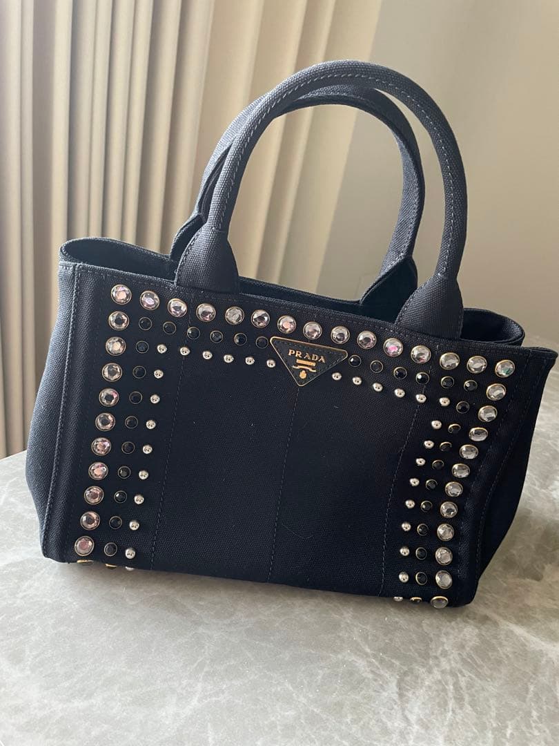 PRADA スタッズ付き黒ハンドバッグ