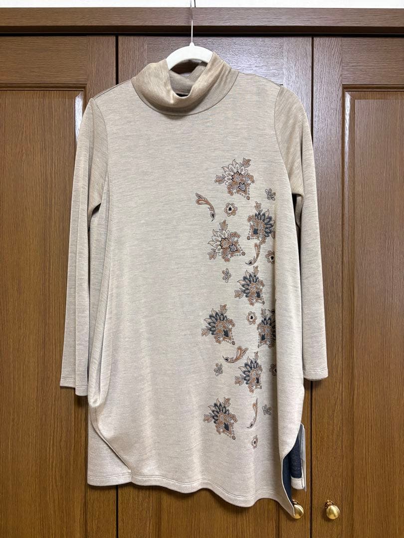 新品　HIROKO KOSHINO ベージュ タートルネック チュニック