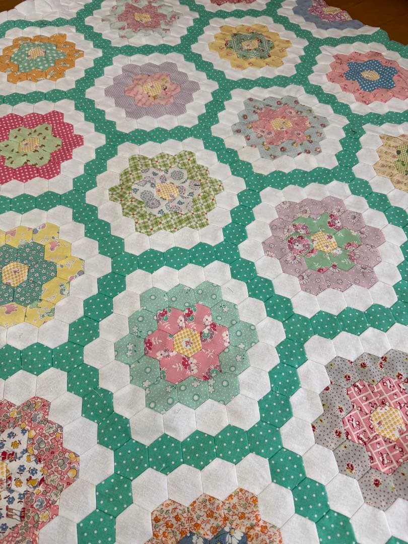 ヘキサゴン　フラワーガーデンのキルトトップ　型紙付き　パッチワーク　ハンドメイド