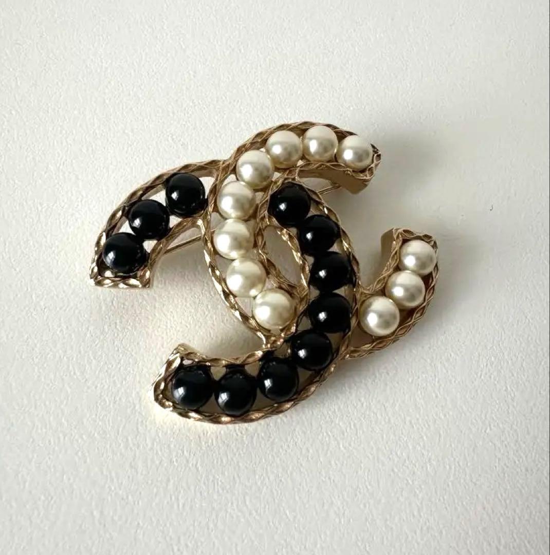 CHANEL パールブローチ 黒・白