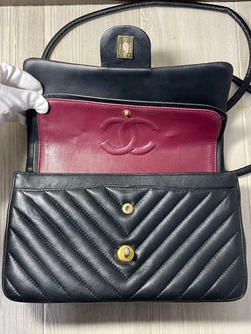 CHANELノベルティ シェブロン Vステッチ Wフラップ ショルダー