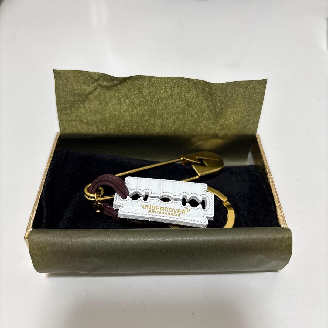 UNDERCOVER 安全ピン型キーホルダー ゴールド
