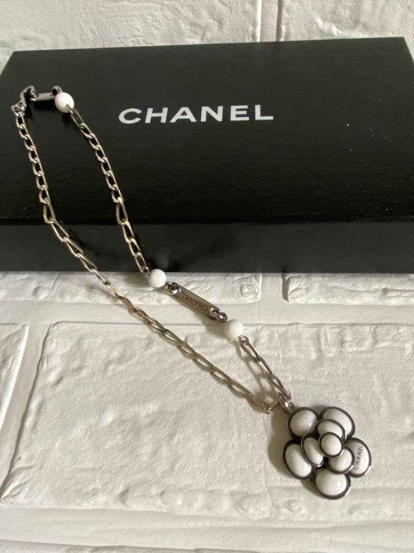 CHANEL カメリアネックレス　ホワイト
