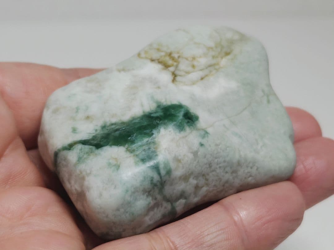 濃緑 140g 翡翠 ヒスイ 原石 鑑賞石 自然石 誕生石 鉱物 鉱石 水石