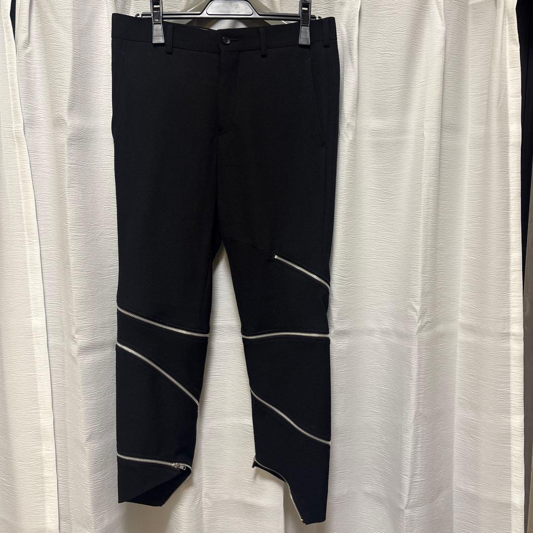 コムデギャルソンオムプリュス 螺旋ジッパーデザインの黒スラックス