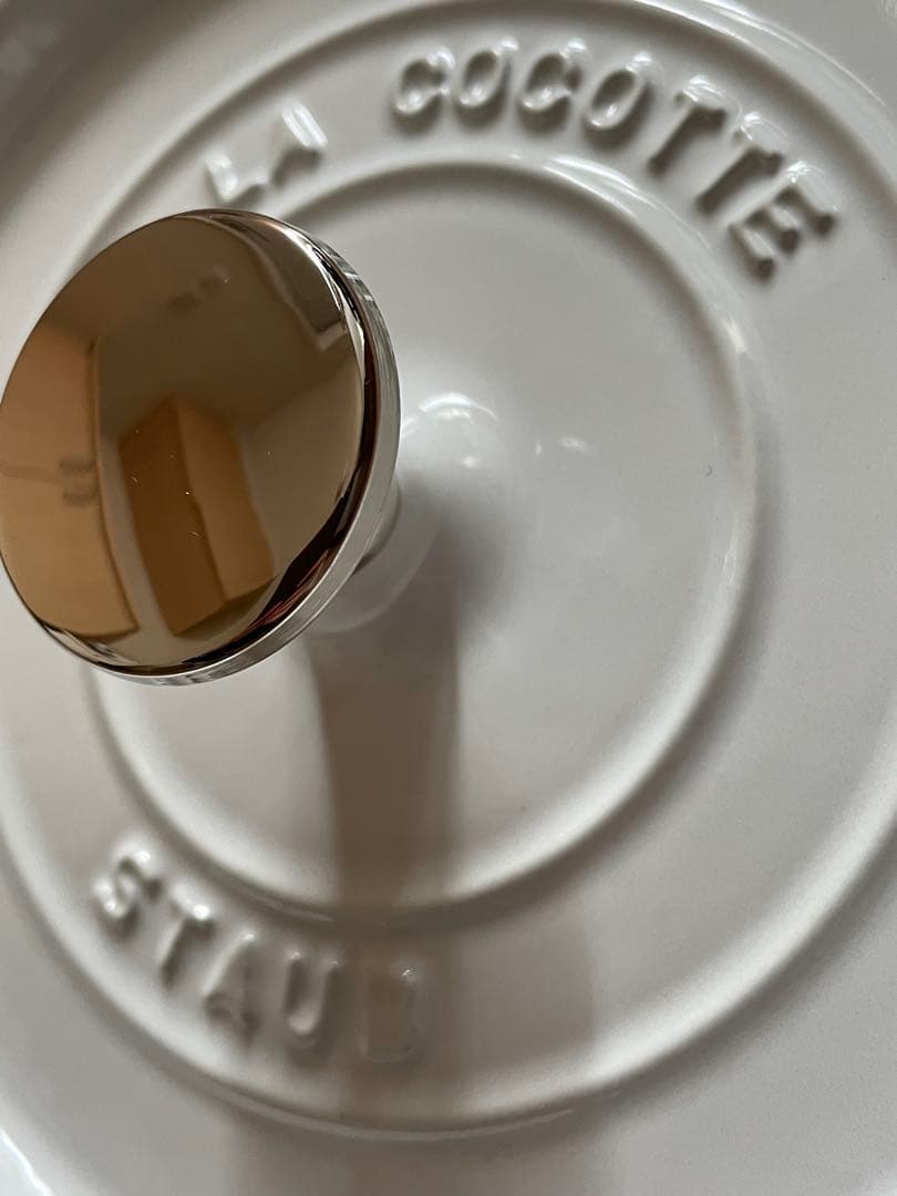 新品未使用シリアルナンバー有　staub ストウブ　ピュアホワイト　18cm