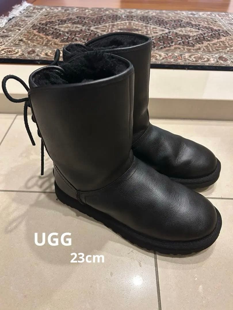 美品　UGG ブラックレザー ムートンブーツ　23 ㎝　定価3万円超え