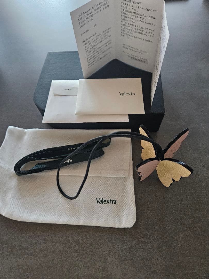 ヴァレクストラ　バタフライチャーム　ソフトカーフスキン