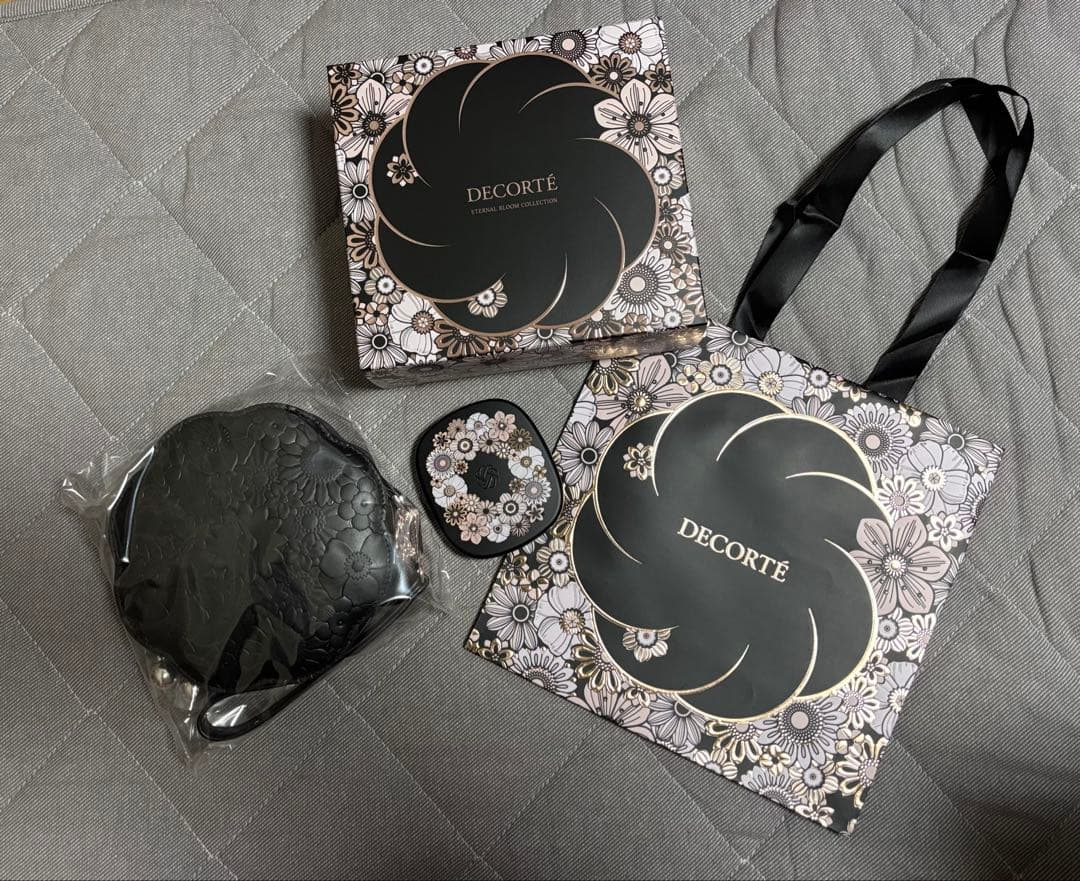 コスメデコルテ　クリスマスコフレ2025 アイシャドウ＆ポーチ＆箱＆ショッパー