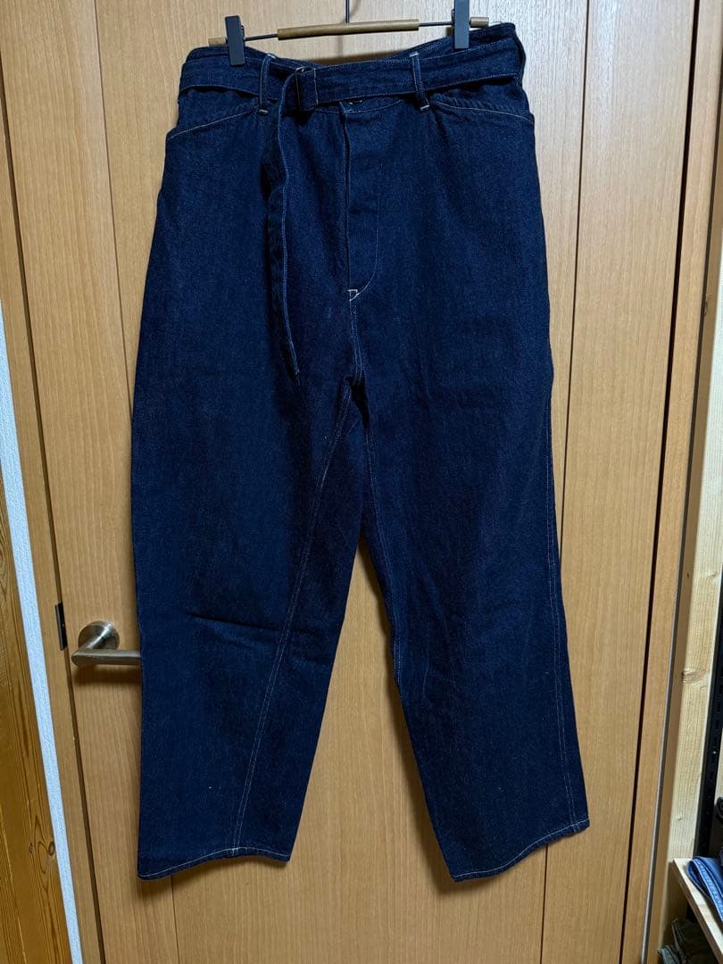 メル46466 COMOLI ベルテッドデニム　ネイビー