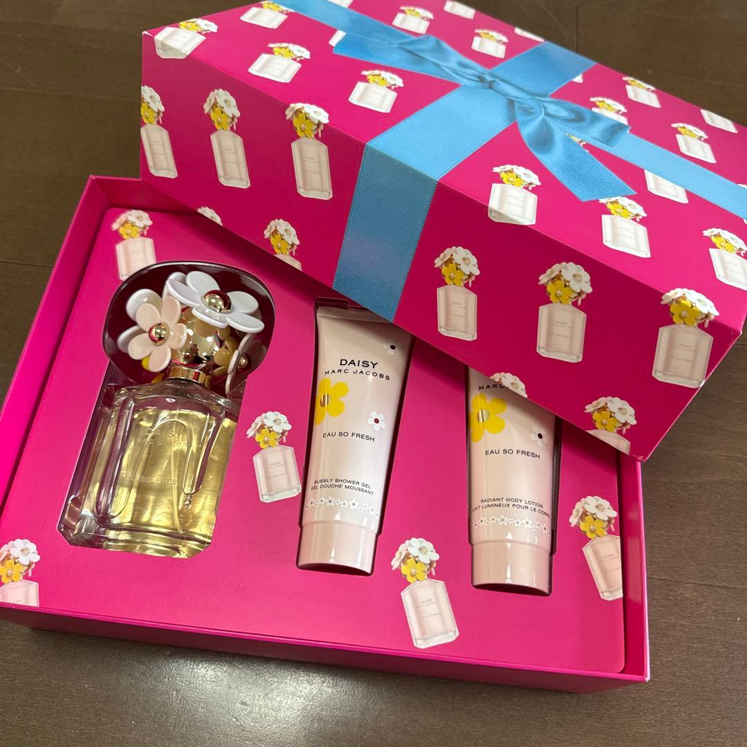 MARC JACOBS DAISY Eau So Fresh セット